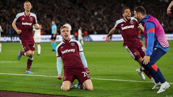 开局平推！佩雷拉1分20秒TKO安卡拉耶夫，重夺轻重量级世界冠军